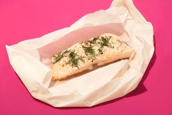 Vitamin B3 (Niacin) giúp các vitamin B khác tạo năng lượng cho cơ thể. Vitamin B3 cũng cần thiết để giữ cho hệ tiêu hóa, thần kinh và da được khỏe. Ngoài ra, vitamin này còn giúp lưu thông máu, kiểm soát viêm nhiễm. Tại Mỹ, nguyên nhân phổ biến nhất dẫn đến thiếu vitamin B3 là nghiện rượu.