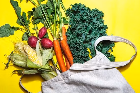 Vitamin A (Retinol) giữ cho nhiều cơ quan như thận, tim, gan hoạt động đúng chức năng, cần thiết cho sức khỏe của răng, da và rất quan trọng với thị lực. Người thiếu vitamin A có thể nhìn không rõ và còn có thể bị mù. Rất nhiều sản phẩm từ động vật có chứa vitamin A nhưng đồng thời lại chứa nhiều chất béo hòa tan và cholesterol. Vì vậy nên bổ sung vitamin A từ các loại rau hoặc củ quả có màu đỏ như xoài, cà rốt. 