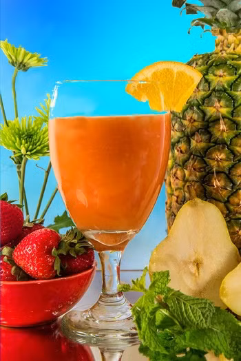 Nước ép lê, dứa, dâu. Tương tự như trên có thể cho thêm một chút nước ép bạc hà hoặc trang trí lá bạc hà lên miệng cốc.