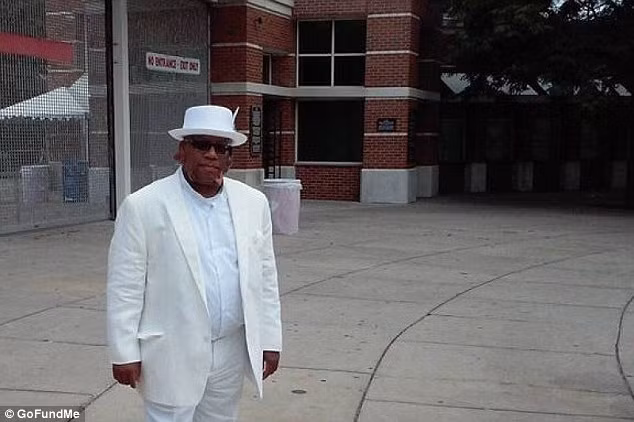 Đối với hầu hết đàn ông thì những vết sẹo nhỏ như vậy sẽ liền lại hoặc thậm chí biến mất không dấu tích, nhưng đối với anh Crowell thì vết cắt đã bắt đầu phát triển thành sẹo khổng lồ mọc lên phía đằng sau cổ. Với vết sẹo khủng này thì khi nuốt thức ăn anh Crowell cảm thấy rất khó khăn, thính lực của anh cũng theo đó mà bị ảnh hưởng. 