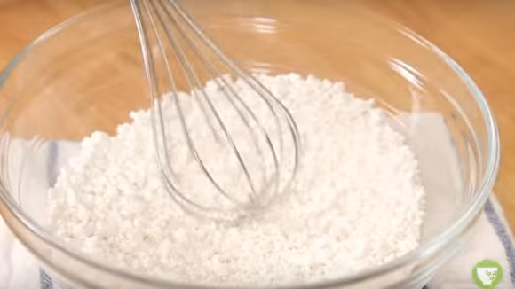 Trộn đều bột nếp với đường và nước cho đến khi đường và bột tan hết rồi đem đi hấp.