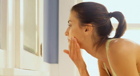 Bạn đã từng bị trứng cá ở tuổi dậy thì nhưng khi mang thai khả năng trứng cá sẽ quay trở lại. Nguyên nhân là do hormone tăng lên. Nếu đã từng bị trứng cá thì nguy cơ bị lại khi mang thai là rất cao.