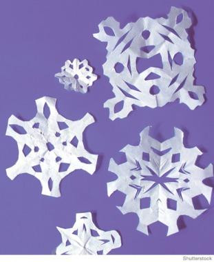 Hoa tuyết: Không có mùa đông hay Giáng sinh nào có thể thiếu hoa tuyết. Hãy tham khảo cách gấp giấy tại đây để cắt thành những bông hoa tuyết dễ thương. Sau khi cắt xong có thể treo lên cây thông Noel hoặc treo ở cửa.