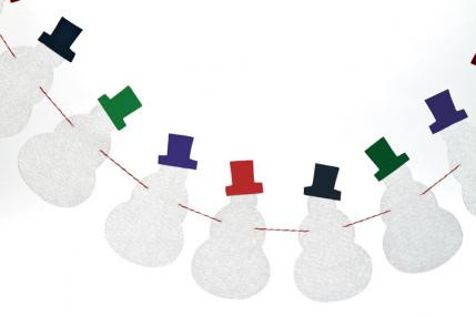 Người tuyết không tan: Dùng vải nỉ cắt thành hình người tuyết, sau đó trang trí cho mỗi người tuyết bằng những chiếc mũ đủ màu. Cuối cùng dùng chỉ xâu các người tuyết lại với nhau rồi treo lên. 