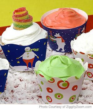 Khuôn đựng bánh cupcake: Với mỗi chiếc bánh cupcake dễ thương, có thể dùng giấy in loại dày in các họa tiết Noel dễ thương lên giấy rồi dùng kéo cắt và dán quanh bánh cupcake.