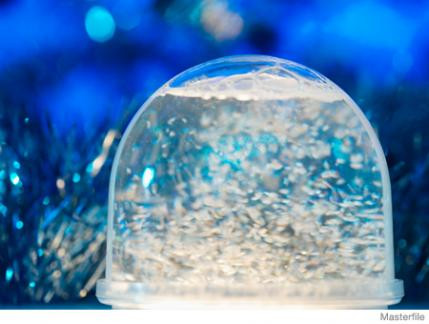 Quả cầu tuyết: Để làm đồ thủ công Giánh sinh này cần có một cốc thủy tinh có nắp đậy chặt để nước không đổ ra, keo chống nước, nước lọc, glycerin lỏng, hạt nhũ lấp lánh. Để bé tự chọn một nhân vật ưa thích rồi dùng keo gắn vào nắp cốc để cho khô. Đổ nước đầy vào cốc rồi cho một ít glycerin vào. Glycerin có tác dụng làm các hạt nhũ cuộn lên không bị chìm. Cuối cùng vặn nắp cốc chặt vào cốc rồi lật ngược lại.