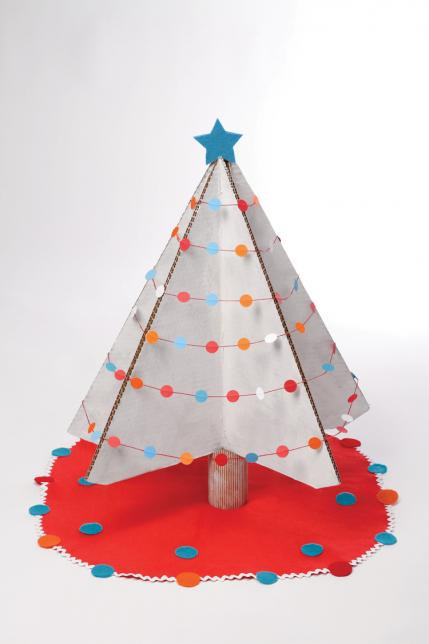  Cắt dán thủ công cây thông Noel bằng giấy: Cắt 5 hình tam giác bằng bìa carton có kích thước 50*60cm, gấp làm đôi rồi dùng keo dán dính các mép bìa lại với nhau. Sơn những miếng bìa này thành màu trắng. Dùng bìa carton cuộn thành một hình ống để làm thân cây rồi trang trí theo ý thích.