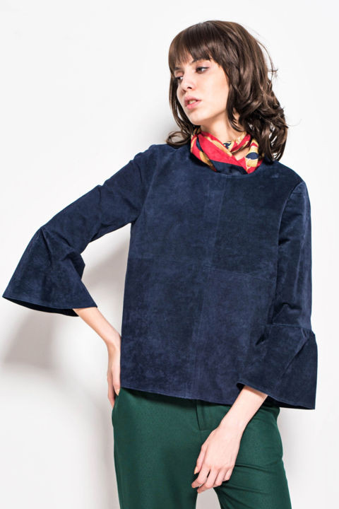 Áo da lộn tay ống chuông theo xu hướng mới.