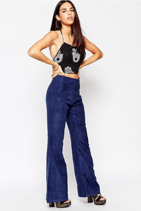 Một chiếc quần da lộn màu xanh thấm như thế này còn có thể thay thế quần jean.