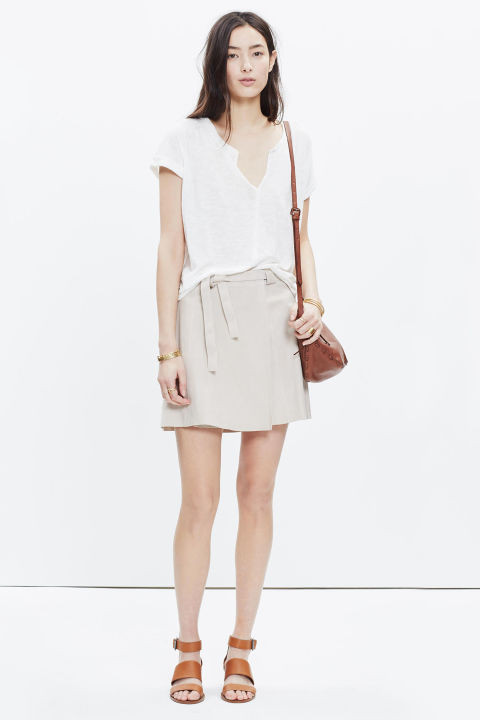 Thay thay khuy cài bằng dây buộc cho những chiếc váy da lộn.