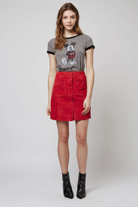 Màu đỏ của chất liệu da lộn trông khá lạ mắt.