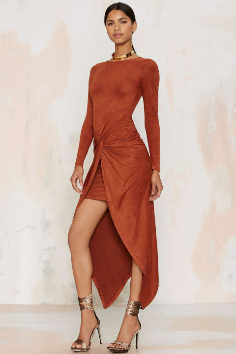 Bộ trang phục nổi bật nhờ cách cắt xẻ và chi tiết xếp ly.