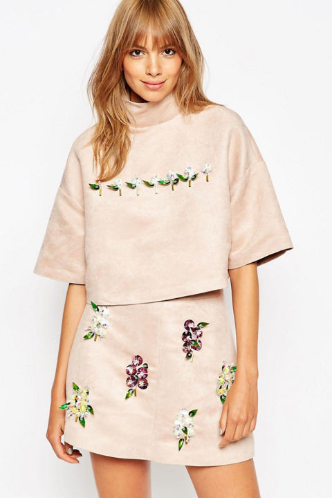 Bộ trang phục da lộn trở nên sinh động nhờ những họa tiết vui mắt.