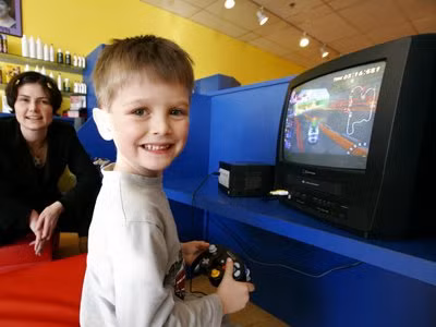 Các nghiên cứu cũng cho thấy rằng những trò chơi điện tử cũng giúp trẻ cải thiện rất nhiều kỹ năng như khả năng phối hợp tay – mắt, khả năng giải quyết vấn đề, nhận biết các mô hình, ước lượng chính xác, kiểm tra giả thuyết, suy nghĩ và phản ứng nhanh, nhận biết không gian, đưa ra kết luận…