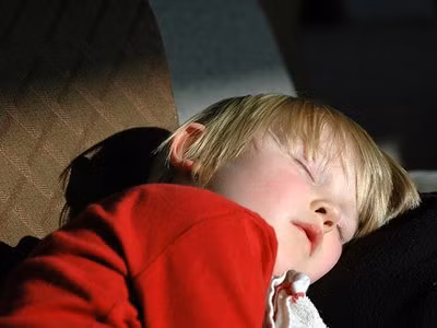 Cần cho trẻ đi ngủ sớm. Những trẻ có thời gian đi ngủ vào một giờ cố định giỏi hơn về ngôn ngữ, toán và đọc. Trước độ tuổi đi học, trẻ cần ngủ ít nhất 11 tiếng mỗi ngày. Trẻ dưới 12 tuổi cần ngủ tối thiểu 10 tiếng mỗi ngày. 