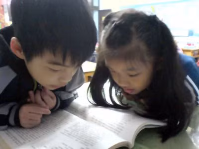 Đọc sách cùng trẻ. Đọc sách được coi là một cách để phát triển trí thông minh của trẻ. Trẻ được cha mẹ đọc sách thường xuyên cho nge có thể biết viết và biết đếm sớm hơn. Đối với những cha mẹ không có nhiều thời gian thì chỉ cần để xung quanh trẻ rất nhiều sách cũng ít nhiều có tác dụng. 