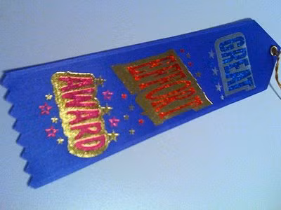 Con bạn có thể là đứa trẻ thông minh, nhưng hãy tập trung khen ngợi những nỗ lực của trẻ hơn là khen ngợi sự thông minh. Những trẻ thường xuyên được khen ngợi về trí thông minh có thể sẽ cảm thấy đó là điều cố định không thể thay đổi và sẽ cảm thấy sự tự tin bị tổn thương nếu mắc lỗi hoặc thất bại. Ngược lại, khi được khen ngợi về sự cố gắng, trẻ sẽ tập trung hơn nữa vào việc học hỏi, không sợ thử thách hay thất bại. 