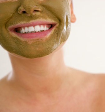 Mới đây một nhà sản xuất đã cho ra một loại giấy ướt có thành phần chiết xuất từ đậu bắp và bán với giá khá cao. Nếu không muốn chi nhiều tiền vào sản phẩm này, có thể tự làm mặt nạ đậu bắp bằng cách luộc đậu bắp cho đến khi mềm nhừ rồi dùng thìa dầm nhẹ thành hỗn hợp có dạng sệt, bôi lên mặt và để khoảng 4-6 phút để làn da mịn màng và thư giãn. 