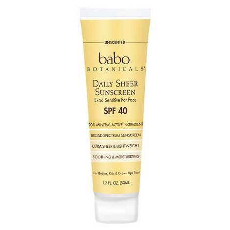 Dù bạn bao nhiêu tuổi hay có loại da gì, một điều mà tất cả mọi người, kể cả các chuyên gia, đều đồng ý là chất chống nắng là thành phần không thể thiếu được trong sản phẩm chống lão hóa. Vì vậy, nếu ngại dùng kem chống nắng, hãy thay thế bằng kem chống lão hóa. 