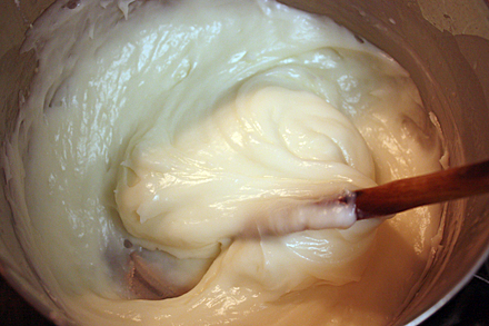 Cho 2 chén sữa đặc, ½ chén bột bắp, ¼ chén đường và ¼ thìa muối vào trộn đều với nhau sao cho bột bắp tan hoàn toàn trong sữa, không vón cục. Bật bếp lửa vừa và dùng thìa gỗ khuấy liên tục. Khi nhân sữa trứng bắt đầu đặc lại thì cần đảo nhanh tay để không bị đóng cứng lại.