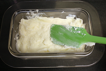 Khi sữa trứng vẫn còn nóng thì đổ ra một đồ đựng có lòng càng rộng càng tốt. Để nguội rồi giữ lạnh ít nhất 4 tiếng. 