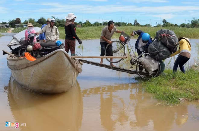 Bà Nguyễn Thị Hai (ngụ thôn Ân Phú, xã Tịnh An) than thở, do sống ở mô đất giữa dòng sông Trà Khúc nên mỗi mùa mưa lũ về người dân nơi đây có khi phải lụy đò từ tháng 9 đến hết tháng Giêng. 