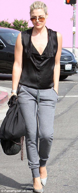 Hoặc chỉ mặc quần và kết hợp cùng áo kiểu.