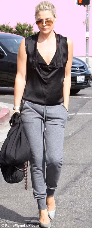 Hoặc chỉ mặc quần và kết hợp cùng áo kiểu.