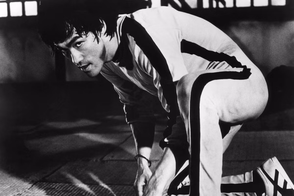 Trang phục này có khởi nguồn từ những năm 70 trong một bộ phim và trở nên thịnh hành trong một vài khoảng thời gian sau đó trong vòng quay của làng mốt.