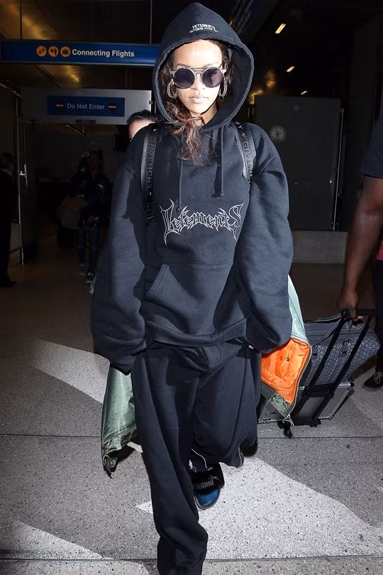 Trang phục thể thao này cũng rất hay được ca sỹ Rihanna lựa chọn.