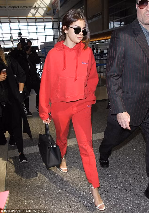 Mới đây, ca sĩ Selena Gomex còn gây sốt khi diện bộ tracksuit màu đỏ chói tới tham dự tuần lễ thời trang Paris.