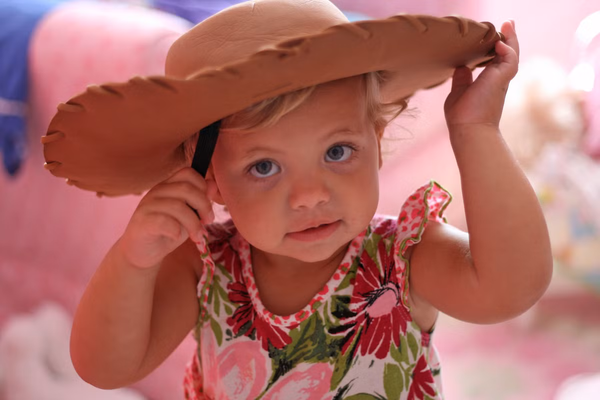 Chơi trò trình diễn thời trang cùng bé. Trái tim các bà mẹ luôn tan chảy ra một chút mỗi khi thấy con mình mặc quần áo mới. Vì vậy, chẳng có ai phán xét nếu hai mẹ con cùng mặc vài bộ quần áo thời trang lên người và chơi cùng nhau. (Ảnh: babycenter)