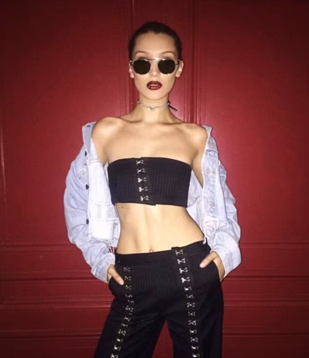 “Mỗi khi người ta ám ảnh vì một xu hướng nào đó, chẳng hạn như về kích cỡ, hình dáng hay thậm chí là dùng mỹ phẩm để tạo ra những khoảng sáng tối trên cơ thể, đều khiến người khác không hài lòng về bản thân. Những người không có đường xẻ trên bụng sẽ cảm thấy mình phải có thì mới đẹp, để rồi sau đó họ nhịn ăn hay lao vào luyện tập bằng mọi giá để đạt được mục tiêu” – Sarah Maria cho biết. 