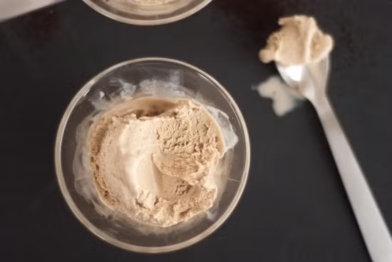 Trong trường hợp không có máy làm kem khi trộn kem cho thêm bột bắp vào để kem đông đặc hơn. 