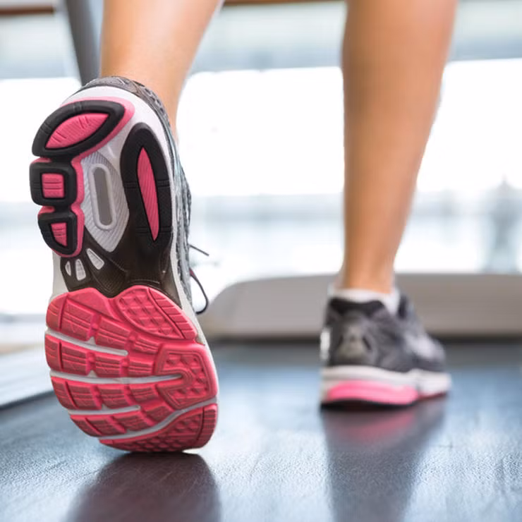 Cô dành thời gian 6 ngày trong tuần để tập luyện tại phòng tập, mỗi ngày chạy bộ khoảng 30.000 bước, đi bộ trong khi nghỉ ngơi. Ngoài ra cô còn tập tạ để tránh mất cơ và tăng cường trao đổi chất. Mục tiêu của cô được đặt ra hàng ngày và nếu không đạt được, cô lại tiếp tục đi bộ vào buổi tối quanh khu nhà.