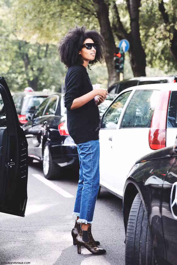 Chỉ với một đôi bốt đến cổ chân và một chiếc áo len đơn giản, bộ trang phục trông vừa đời thường nhưng cũng rất thời trang. 