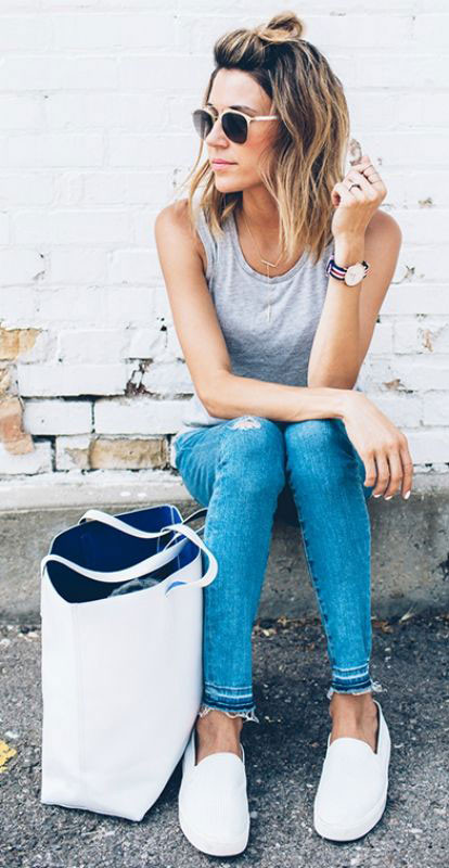 Cũng vẫn là giày sneaker nhưng với một chiếc áo tank top, tóc bới cao một nửa, bạn đang có một bộ trang phục hoàn hảo với quần xé gấu dành cho những ngày cuối tuần. 