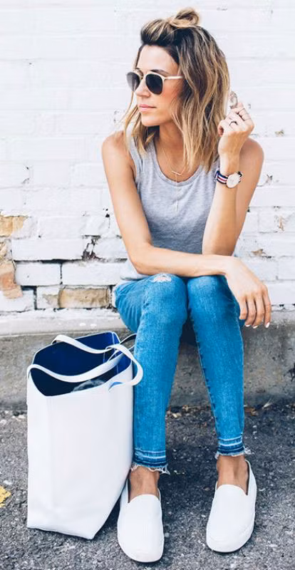 Cũng vẫn là giày sneaker nhưng với một chiếc áo tank top, tóc bới cao một nửa, bạn đang có một bộ trang phục hoàn hảo với quần xé gấu dành cho những ngày cuối tuần. 