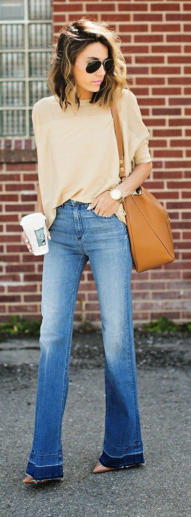 Quần jean sờn gấu ống vẩy trông khá giống thời trang của các siêu sao những năm 70. Đừng quên đi giày cao gót và sơ vin áo.