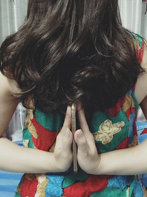 Hồi tháng 10 năm nay, những cô gái Trung Quốc đã khởi xướng trào lưu kẹp điện thoại bằng 2 bài tay vòng ra phía sau lưng. Trào lưu này chứng minh sự dẻo dai, eo thon, dáng đẹp của các cô gái. Ngay sau khi các bức ảnh giữ điện thoại sau lưng được đăng tải, cư dân mạng nước này đã hưởng ứng nhiệt tình, cùng nhau thực hiện và chia sẻ lên mạng xã hội. 