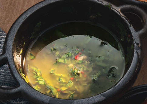 Sốt ớt màu xanh salsa verde của Ý thơm và cay xé cũng không thể thiếu nước mắm.