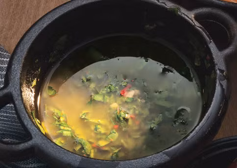 Sốt ớt màu xanh salsa verde của Ý thơm và cay xé cũng không thể thiếu nước mắm.