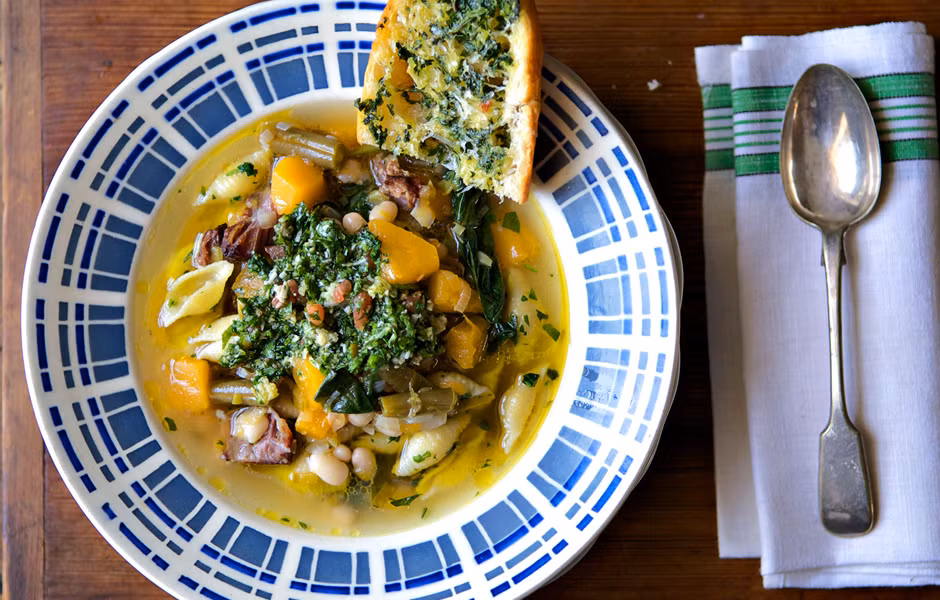 Nước mắm rất hợp với mùi thơm của thịt xông khói trong món súp bí ngô và đậu dành cho mùa lạnh này. (Nguồn ảnh: Bon Appetite)