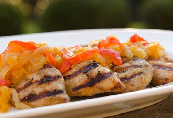 Gà nướng gừng với chutney mơ: Món ăn đậm các loại gia vị của Đông Nam Á và rất nhiều gừng. Phần chutney mơ gồm mơ khô, hành, tỏi, ớt chuông đỏ, mật ong và một chút dấm. 