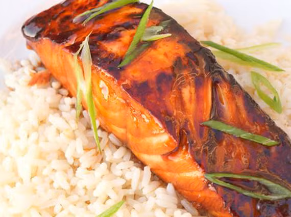 Cá hồi nướng rượu Mirin: Mirin là tên một loại rượu nấu của Nhật. Sốt ướp gồm có rượu Mirin, dấm và xì dầu và cá hồi được chiên trên lửa lớn.