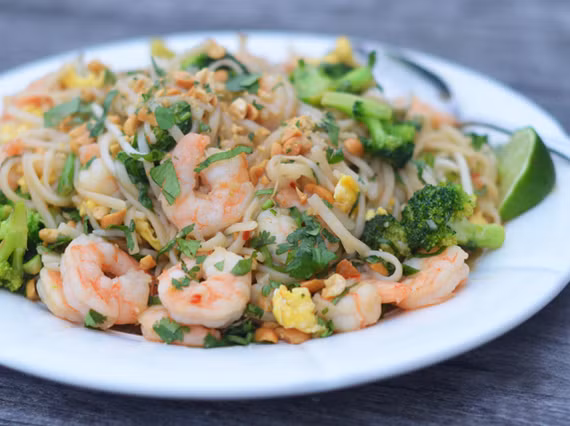 Pad Thái tôm: Pad là tên gọi của một loại mì Thái xào. Trong món này, pad được xào lẫn với tôm và một số loại rau củ như súp lơ và giá và không thể thiếu sốt pad thái. 