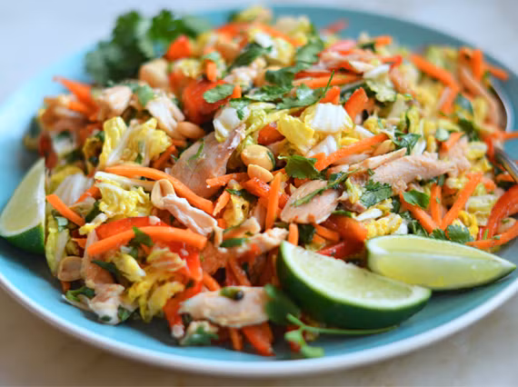 Salad gà nướng kiểu Việt: Món ngon Việt này vừa dễ thực hiện vừa đầy đủ chất dinh dưỡng cho bữa tối. Món này dùng gà quay xé nhỏ trộn cùng một vài loại rau rồi rưới nước sốt lên. 