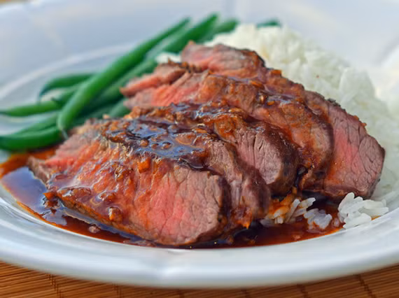 Bò nướng chảo: Đây là món ăn gần giống như sườn bò hoặc diềm thăn bò nướng nhưng mềm hơn. Món này được ăn kèm với cơm và rau củ luộc. 