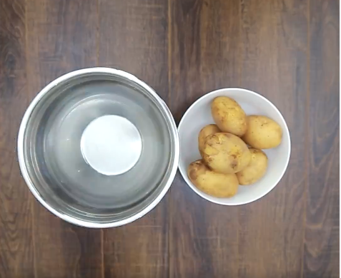 Nguyên liệu chính của món khoai tây lắc gia vị này đương nhiên là khoai tây.