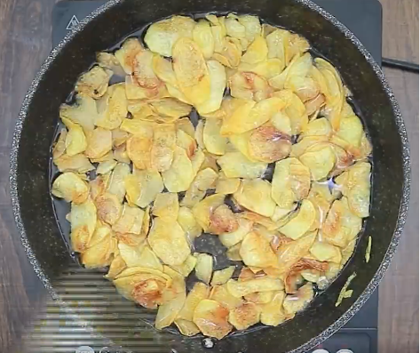 Khi khoai chín vàng thì vớt ra đổ vào bát.